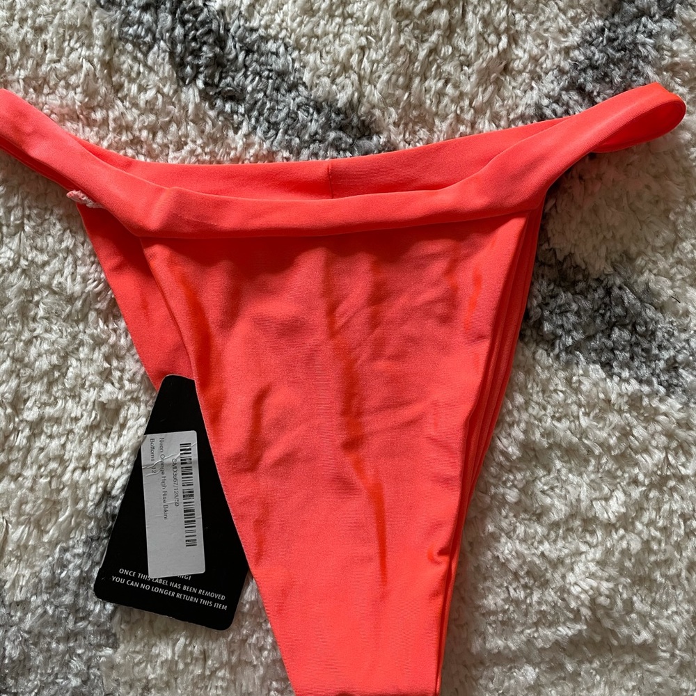 Bikini - Picture 2 of 3